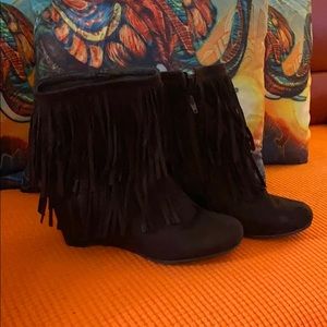 Fringed wedge boots